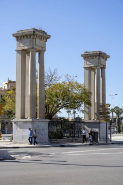 Malaga; Endülüs, İspanya - 26 Mart 2025: Malaga Limanı Sütunları, limanın girişinde bulunan dekoratif mimari tesisat. Greko-Romen tarzından esinlenmiş gibi görünüyorlar.