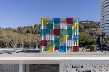 Malaga, İspanya, Endülüs - 26 Mart 2025: Centre Pompidou Malaga, modern Fransız sanat müzesi renkli cam küp, çağdaş mimari ve kültür simgesi