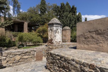 Malaga, İspanya, Endülüs - 26 Mart 2025: 14. yüzyıl Fas savunma kalesi kalıntıları, Alcazaba kalesinin tepesinde yer alıyor. Savunma duvarlarına giden yürüyüş yolu.
