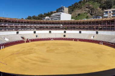 Malaga, İspanya, Endülüs - 26 Mart 2025: 19. yüzyıl ikonik dairesel arena Plaza de Toros de La Malagueta geleneksel İspanyol boğa güreşi (corrida) için. Akdeniz kıyısında yer almaktadır.