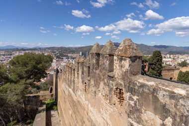Malaga, İspanya, Endülüs - 26 Mart 2025: 14. yüzyıl Fas savunma kalesi kalıntıları, Alcazaba kalesinin tepesinde yer alıyor. Siperlerle güçlendirilmiş duvar