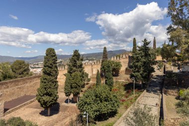 Malaga, İspanya, Endülüs - 26 Mart 2025: 14. yüzyıl Fas savunma kalesi kalıntıları, Alcazaba kalesinin tepesinde yer alıyor. Siperlerle güçlendirilmiş duvar