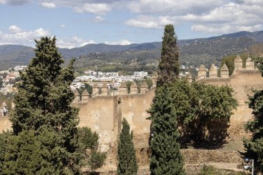 Malaga, İspanya, Endülüs - 26 Mart 2025: 14. yüzyıl Fas savunma kalesi kalıntıları, Alcazaba kalesinin tepesinde yer alıyor. Siperlerle güçlendirilmiş duvar