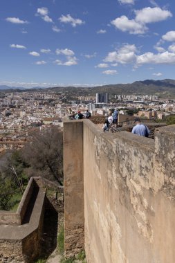 Malaga, İspanya, Endülüs - 26 Mart 2025: 14. yüzyıl Fas savunma kalesi kalıntıları, Alcazaba kalesinin tepesinde yer alıyor. Bakış açısı (mirador plaza de armas), şehre bakan kule