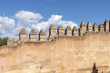 Malaga, İspanya, Endülüs - 26 Mart 2025: 14. yüzyıl Fas savunma kalesi kalıntıları, Alcazaba kalesinin tepesinde yer alıyor. Siperlerle güçlendirilmiş duvar