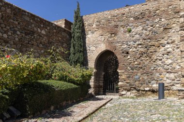 Malaga, İspanya, Endülüs - 26 Mart 2025: Alcazaba Bahçeleri, Patio de armas, Alcazaba çevresindeki tarihi yeşil alanlar, 11. yüzyıl Müslüman saray tahkimatı. İslam tarzı peyzaj