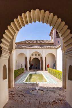 Malaga, İspanya, Endülüs - 26 Mart 2025: Alcazaba, 11. yüzyıl Müslüman saray tahkimatı. Nasrid sarayındaki havuz avlusu (Patio de la Alberca)
