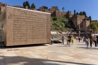 Malaga; İspanya; Endülüs - 26 Mart 2025: Latin yazıtlı Roma Tiyatrosu ve Yorum Merkezi. Roma Tiyatrosu ve Alcazaba Kalesi 'nin harabesi