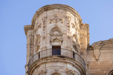 Malaga; Endülüs; İspanya - 26 Mart 2025: 16. yüzyıl Malaga Katedrali; El Patio de los Naranjos, eski caminin hayatta kalan tek parçası.