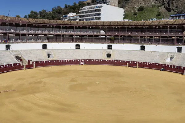 Malaga, İspanya, Endülüs - 26 Mart 2025: 19. yüzyıl ikonik dairesel arena Plaza de Toros de La Malagueta geleneksel İspanyol boğa güreşi (corrida) için. Akdeniz kıyısında yer almaktadır.