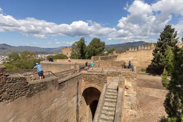 Malaga, İspanya, Endülüs - 26 Mart 2025: 14. yüzyıl Fas savunma kalesi kalıntıları, Alcazaba kalesinin tepesinde yer alıyor. Puerta Orijinal de Acceso, orijinal giriş kapısı