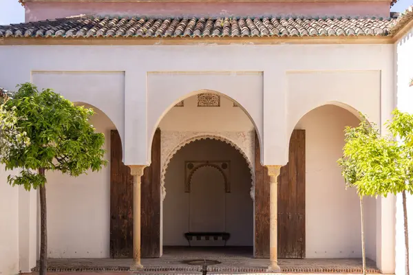 Malaga, İspanya, Endülüs - 26 Mart 2025: Alcazaba, 11. yüzyıl Müslüman saray tahkimatı. Nasrid sarayında Portakal Ağacı Avlusu (Patio de los Naranjos)