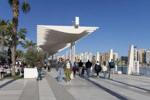 Malaga; Endülüs, İspanya - 26 Mart 2025: Palm Grove of Surprises (Palmeral de Las Sorpresas), modern eğlence ve dinlenme alanı. Güneşli bir günde gezinen insanlar