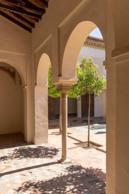 Malaga, İspanya, Endülüs - 26 Mart 2025: Alcazaba, 11. yüzyıl Müslüman saray tahkimatı. Nasrid sarayında Portakal Ağacı Avlusu (Patio de los Naranjos)