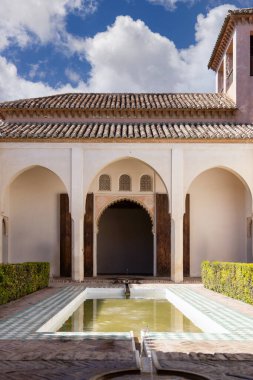 Malaga, İspanya, Endülüs - 26 Mart 2025: Alcazaba, 11. yüzyıl Müslüman saray tahkimatı. Nasrid sarayındaki havuz avlusu (Patio de la Alberca)