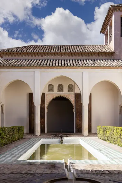 Malaga, İspanya, Endülüs - 26 Mart 2025: Alcazaba, 11. yüzyıl Müslüman saray tahkimatı. Nasrid sarayındaki havuz avlusu (Patio de la Alberca)