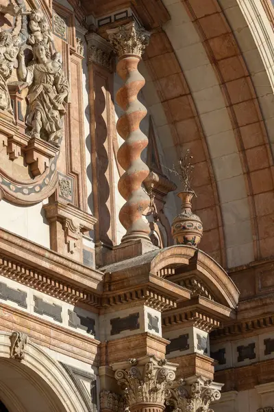 Malaga; Endülüs; İspanya - 26 Mart 2025: 16. yüzyıl Malaga Katedrali 'nin Barok dekoratif cephesi; Eski Şehir' deki Bishop Meydanı 'nda (Plaza del Obispo) yer almaktadır.