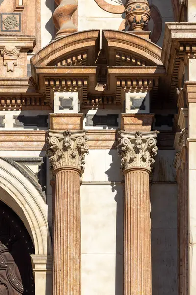 Malaga; Endülüs; İspanya - 26 Mart 2025: 16. yüzyıl Malaga Katedrali 'nin Barok dekoratif cephesi; Eski Şehir' deki Bishop Meydanı 'nda (Plaza del Obispo) yer almaktadır.