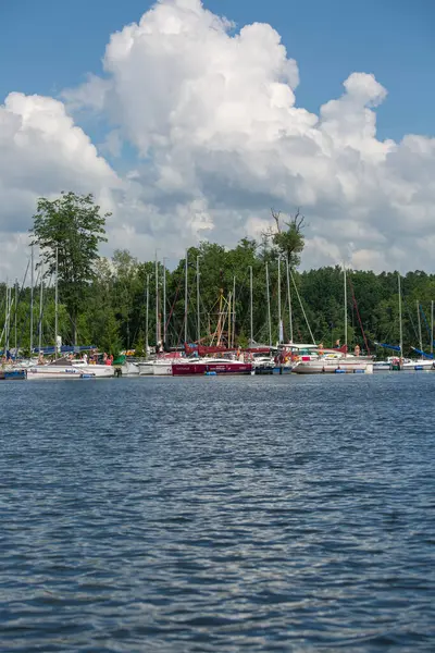 Masuria, Masurian Gölü Toprakları, Polonya - 24 Haziran 2020: Masurian Gölleri 'ndeki tipik yat marinası manzarası, kıyıya demirlemiş yatlar