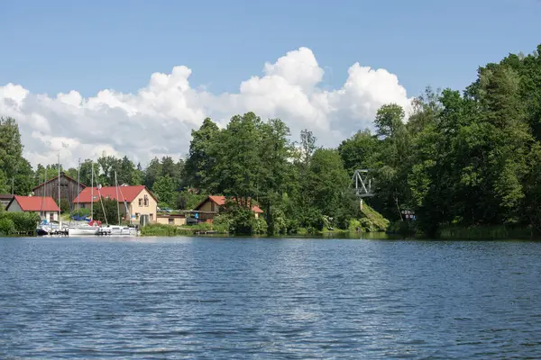 Masuria, Masurian Gölü Toprakları, Polonya - 24 Haziran 2020: Masurian Gölleri 'ndeki tipik yat marinası manzarası, kıyıya demirlemiş yatlar