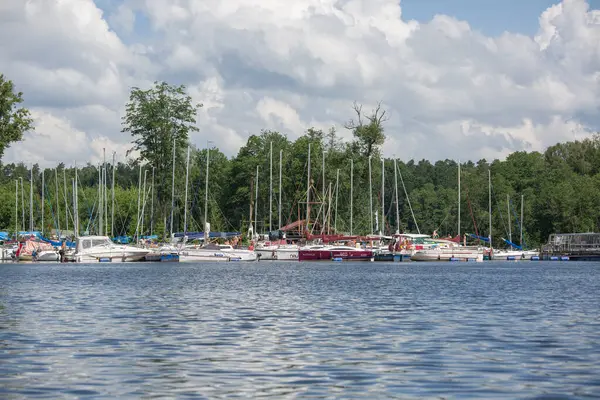 Masuria, Masurian Gölü Toprakları, Polonya - 24 Haziran 2020: Masurian Gölleri 'ndeki tipik yat marinası manzarası, kıyıya demirlemiş yatlar