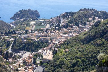 Castelmola, Sicilya, İtalya - 28 Nisan 2023: Akdeniz kıyısındaki Taormina kentinin Aziz Anthony Meydanı (Piazza Saint Antonio) gözlem noktasından manzaralı