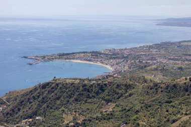 Castelmola, Sicilya, İtalya - 28 Nisan 2023: Mola Kalesi 'nden İyon Denizi körfezi üzerindeki Giardini Naxos kentinin havadan görünüşü.