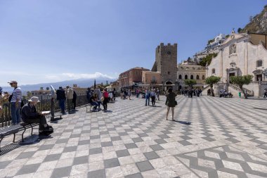 Taormina, Sicilya, İtalya - 28 Nisan 2023: 17. yüzyıl San Giuseppe Kilisesi ve Piazza IX Aprile 'deki Porta di Mezzo (Orta Kapı). Etna Dağı yanardağı manzarası