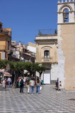 Taormina, Sicilya, İtalya - 28 Nisan 2023: Piazza IX Aprile 'deki Saint Augustine Kilisesi' nin önündeki insanlar. Kilise artık kütüphane olarak kullanılıyor.