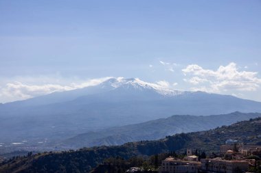 Etna Dağı 'nın panoramik manzarası, antik Taormina Tiyatrosu' nun kalıntılarının olduğu güverteden kar kaplı bir tepe ile (Teatro antico di Taormina), Taormina, Sicilya, İtalya