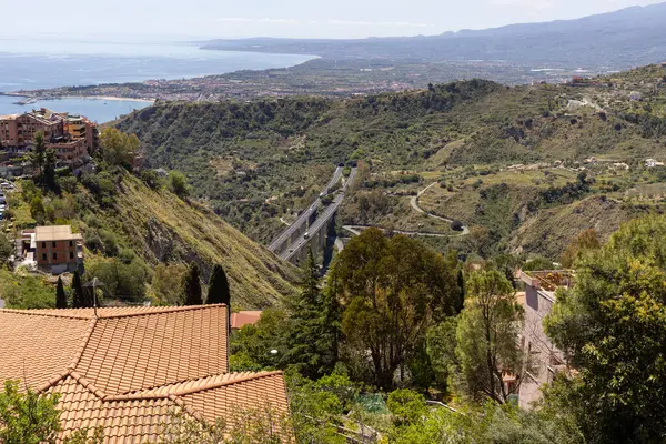 Saracen yolu, Castelmola, Taormina, Sicilya, İtalya 'dan İyon Denizi Körfezi' nin havadan görünüşü. A18 Messina Yolu - Catania karayolu viyadük