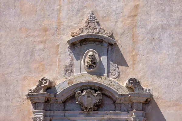 Taormina, Sicilya, İtalya - 28 Nisan 2023: 17. yüzyıl San Giuseppe Kilisesi Dekoratif cephesi Piazza IX Aprile, şehrin ana meydanı.