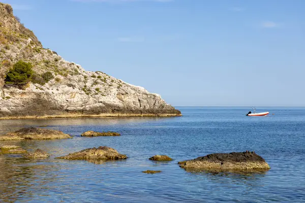 Isola Bella 'dan güzel bir uçurum manzarası, İyon Denizi' ndeki küçük kayalık ada, Taormina, Sicilya, İtalya. İyon Denizi 'nin İncisi olarak da bilinir.