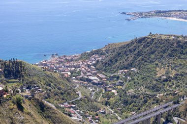 Taormina, Castelmola, Sicilya, İtalya - 28 Nisan 2023: İyon Denizi Körfezi 'ndeki Taormina kentinin havadan görünüşü