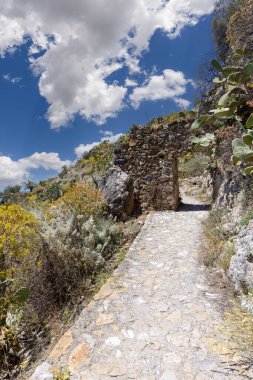 Taormina ve Castelmola arasındaki Sarazenler (Sentiero dei Saraceni) yolu üzerindeki taş kapı, Sicilya 'nın Monte Tauro yamacı boyunca uzanır.
