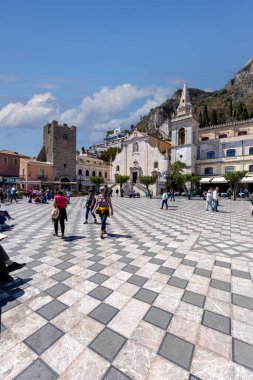 Taormina, Sicilya, İtalya - 28 Nisan 2023: 17. yüzyıl San Giuseppe Kilisesi çan kulesi ve Piazza IX Aprile 'deki Porta di Mezzo (Orta Kapı), şehrin ana meydanı.