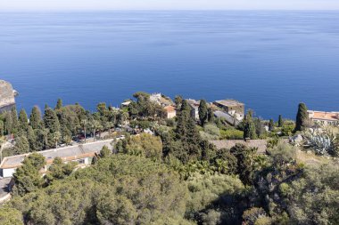 Taormina, Sicilya, İtalya - 28 Nisan 2023: Mazzeo 'daki İyon Denizi kıyısındaki antik Taormina Tiyatrosu' nun (Teatro antico di Taormina) terasından resim gibi hava manzarası