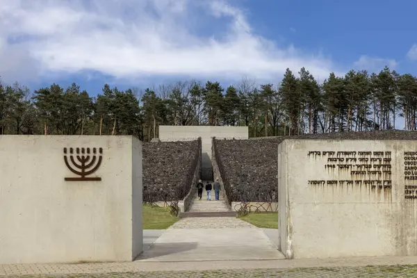 Belzec, Polonya - 29 Nisan 2025: Belzec Müzesi ve Anıtı, Nazi Alman imha kampı. Demir menorah ve Ölüm Yolu (Crevasse) ile duvar sembolik çöp yığınından Ohel Niche 'ye