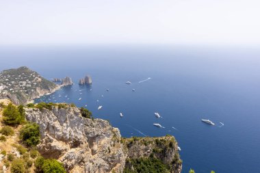 Faraglioni, İtalya 'nın Capri adasının dışındaki Napoli Körfezi' ndeki üç küçük kayalık adanın Monte Solaro 'dan havadan görüntüsü. Dalgaların aşındırdığı ünlü bir kıyı kayası oluşumu. Tyrhenian Denizi 'nin resimli kayalık kıyıları