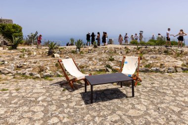Capri Adası, İtalya - 28 Haziran 2021: Monte Solaro (Monte Solaro Punto Panoramico) üzerinde Tyrhenian Denizi manzaralı bir grup turist. Anacapri 'deki Capri Adası' nın en yüksek noktasıdır.