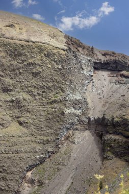 İtalya 'daki Vezüv Dağı volkan kraterinin içi. Napoli Körfezi üzerinde, Campania 'da, Napoli' ye yaklaşık 9 km uzaklıkta yer almaktadır.