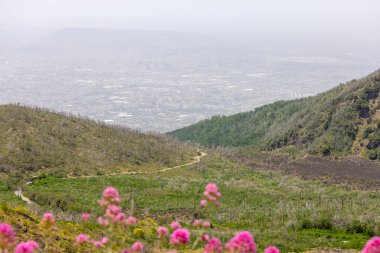 İtalya 'daki Vezüv Dağı' nın tepesinden Napoli 'nin havadan görünüşü. Napoli Körfezi üzerinde, Campania 'da, Napoli' ye yaklaşık 9 km uzaklıkta yer almaktadır.