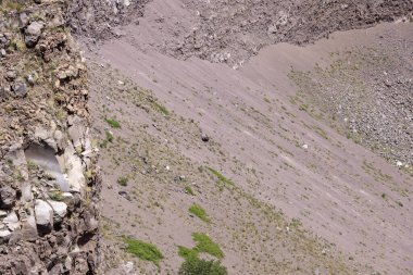 İtalya 'daki Vezüv Dağı volkan kraterinin içi. Napoli Körfezi üzerinde, Campania 'da, Napoli' ye yaklaşık 9 km uzaklıkta yer almaktadır.