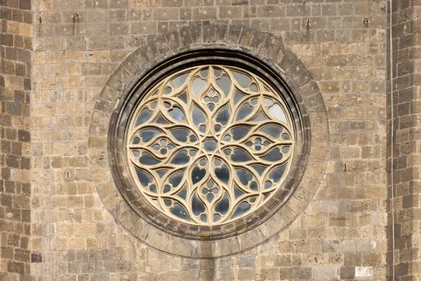 Napoli, İtalya - 26 Haziran 2021: Napoli Limanı yakınlarında bulunan Ortaçağ Kalesi Nuovo, ön cephede gül rengi pencere