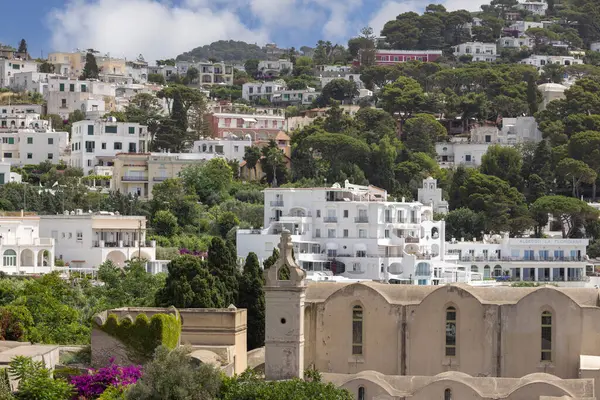 Capri Adası, İtalya - 28 Haziran 2021: Manastır Certosa di San Giacomo 'nun bulunduğu dar bir tepeden Matteotti Caddesi. Sokak, Capri 'nin güney kıyısında, Tayland Körfezi' nin panoramik manzaralı, pitoresk bir patikadır.