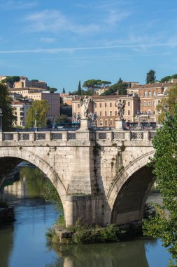 Roma, İtalya - 9 Ekim 2020: Tiber Nehri 'nin karşısındaki Vittorio Emanuele II Köprüsü (Ponte Vittorio Emanuele II). Roma 'nın tarihi merkezini Vatikan şehrine bağlıyor.