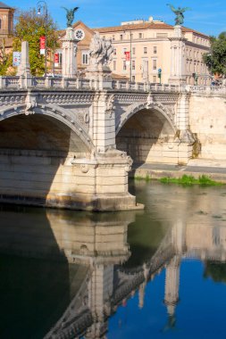 Roma, İtalya - 9 Ekim 2020: Aelian Köprüsü (Ponte Sant 'Angelo) Tiber Nehri' nin karşısında, Roma İmparatoru Hadrian tarafından 2. yüzyılda tamamlandı. Castel Sant 'Angelo' ya gidiyor.