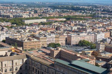 Vatikan; Roma; İtalya - 9 Ekim 2020: Saint Peter Bazilikası 'nın Kubbe' sinden havadan bakış, yoğun kentsel gelişim