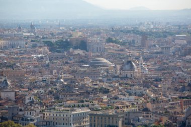 Vatikan; Roma; İtalya - 9 Ekim 2020: Saint Peter Bazilikası 'nın Kubbe' sinden havadan bakış, yoğun kentsel gelişim