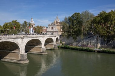 Roma, İtalya - 9 Ekim 2020: Ponte Cavour, Tiber Nehri üzerindeki anıtsal köprü, Hırvat Kilisesi 'nin Aziz Jerome' u